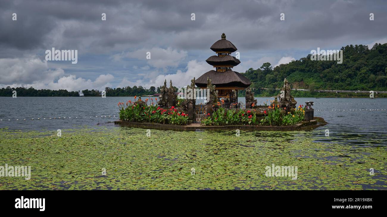 Pura Ulun Danu Beratan (Pura Ulun Danu Bratan ou Pura Bratan ) qui est un important temple hindou Shaivite à Bali sur les rives du lac Bratan Banque D'Images