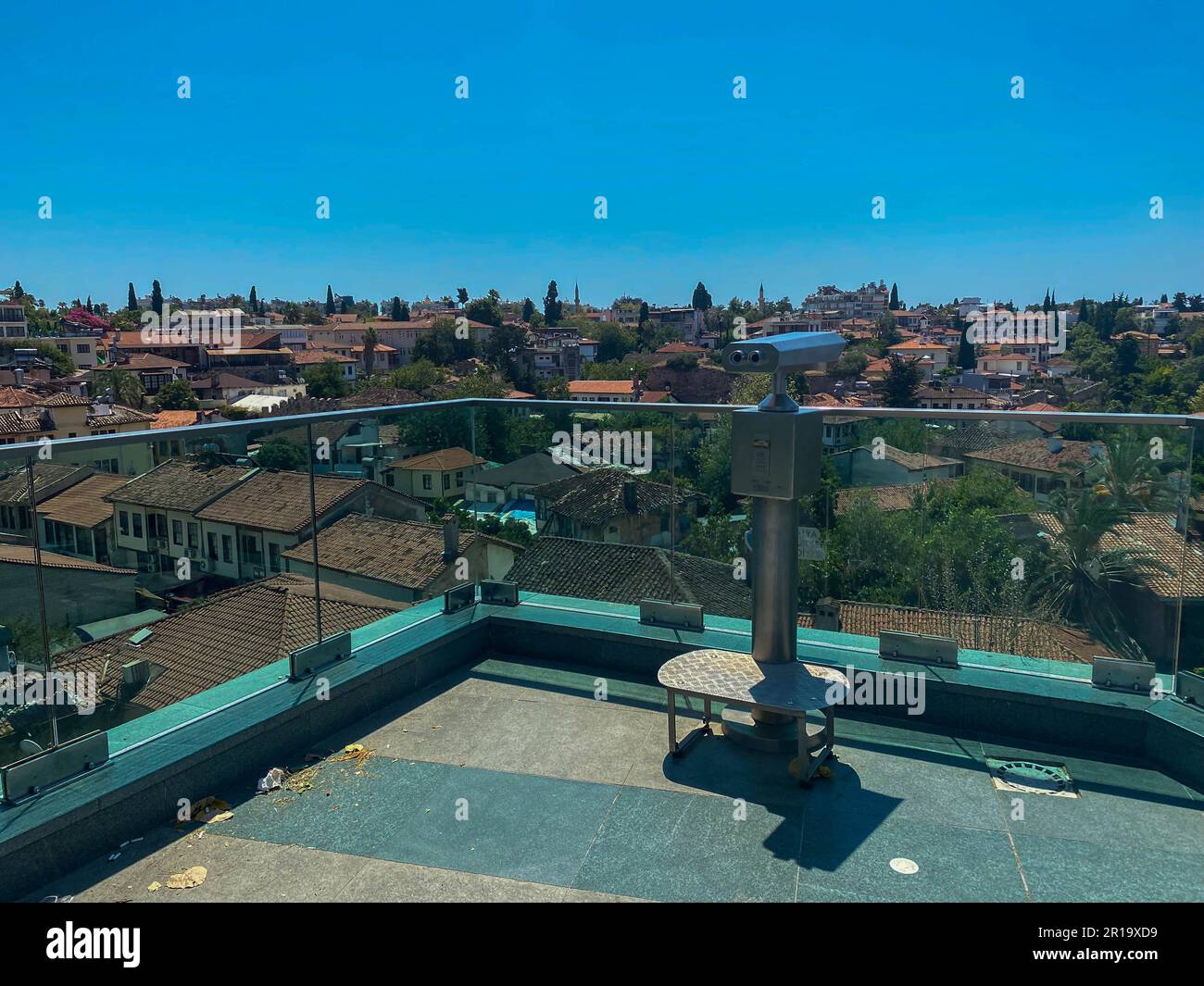 Télescope touristique regardez la ville de Barcelone Espagne, gros plan jumelles en métal sur le point de vue arrière-plan surplombant la montagne, hipster pièce opérer Banque D'Images