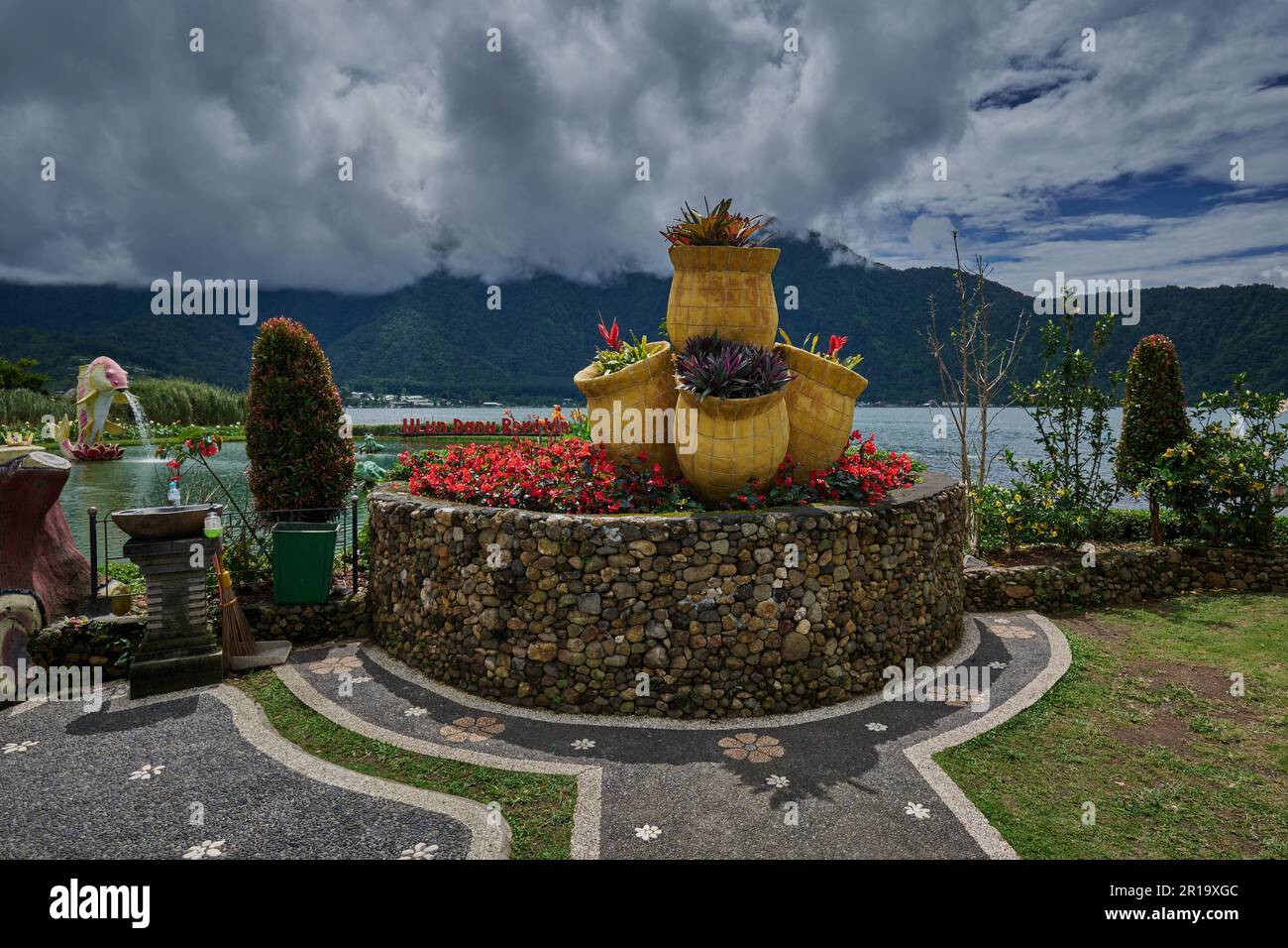 Pura Ulun Danu Beratan (Pura Ulun Danu Bratan ou Pura Bratan ) qui est un important temple hindou Shaivite à Bali sur les rives du lac Bratan Banque D'Images