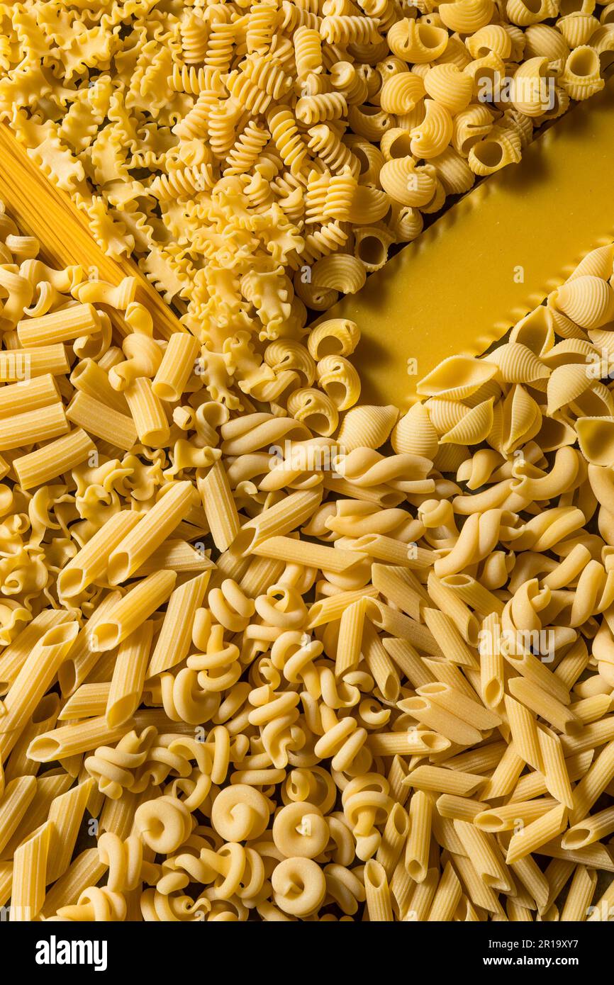 Pâtes italiennes assorties à base de matières organiques sèches dans un tas Banque D'Images