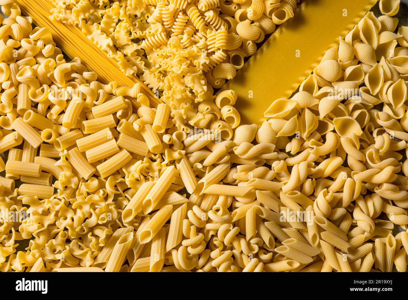 Pâtes italiennes assorties à base de matières organiques sèches dans un tas Banque D'Images