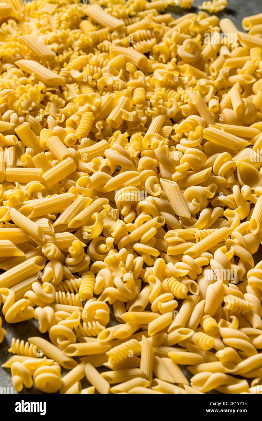 Pâtes italiennes assorties à base de matières organiques sèches dans un tas Banque D'Images