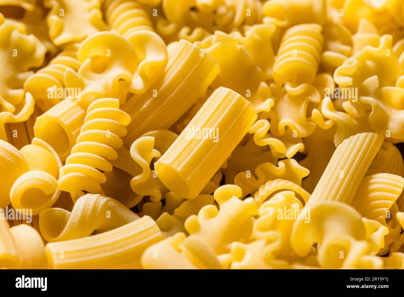Pâtes italiennes assorties à base de matières organiques sèches dans un tas Banque D'Images