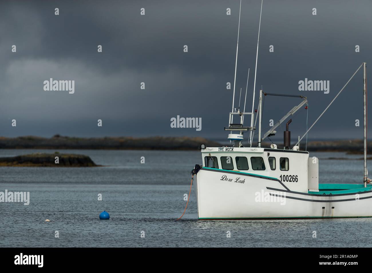 Bateaux de pêche commerciaux attachés dans une crique à Lunenburg, en Nouvelle-Écosse, le 5 août 2022. Banque D'Images