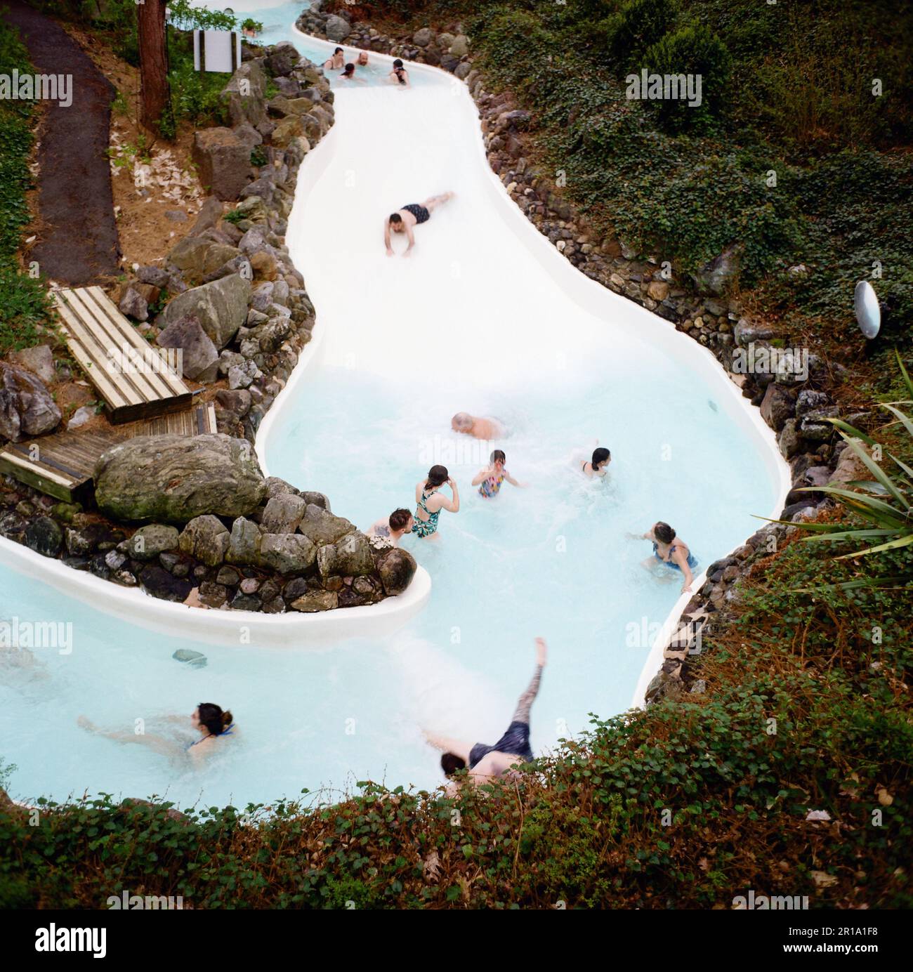 Piscine extérieure et rapides au Centre Parcs, Longleat, Wiltshire, Angleterre, Royaume-Uni Banque D'Images