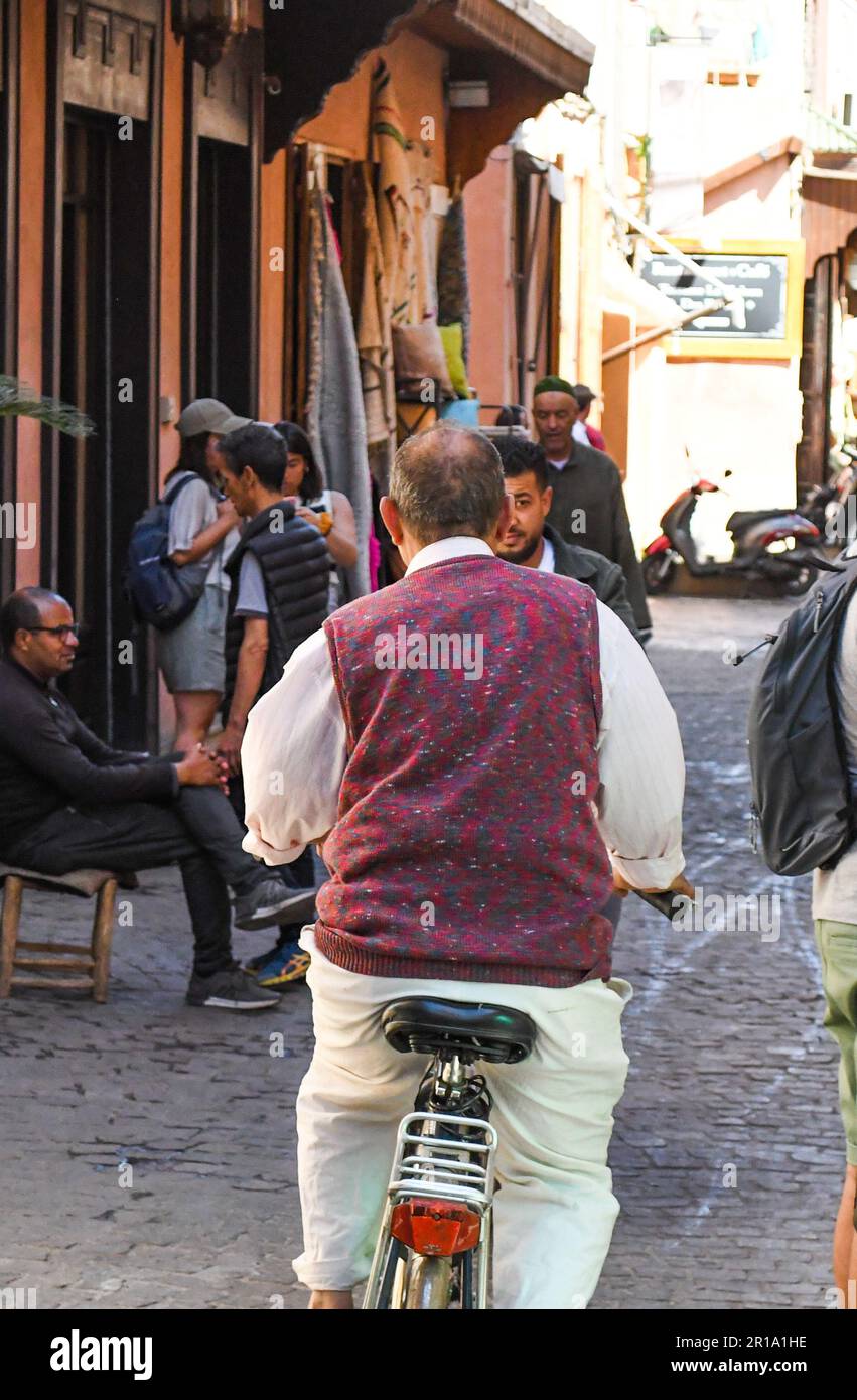 Homme à vélo dans le souk de Marrakech Banque D'Images