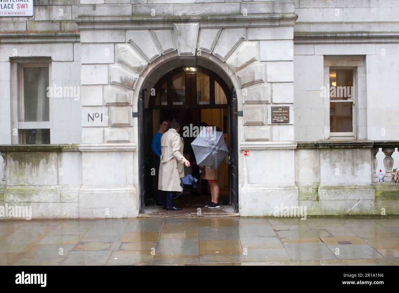 Londres, Westminster, Grande-Bretagne. 06/5/2023. Profil d'un couple à l'entrée d'un endroit Whitehall. Un bâtiment et un lieu de classe I. Un Whitehal Banque D'Images