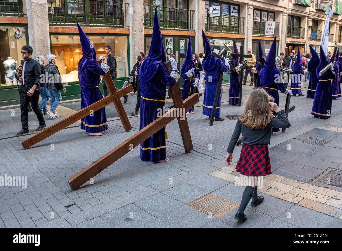 Membres de la Cofradía Penitencial de Ntro. Padre Jesús Nazareno lors d'une procession de Santa Semana à Valladolid, Espagne Banque D'Images