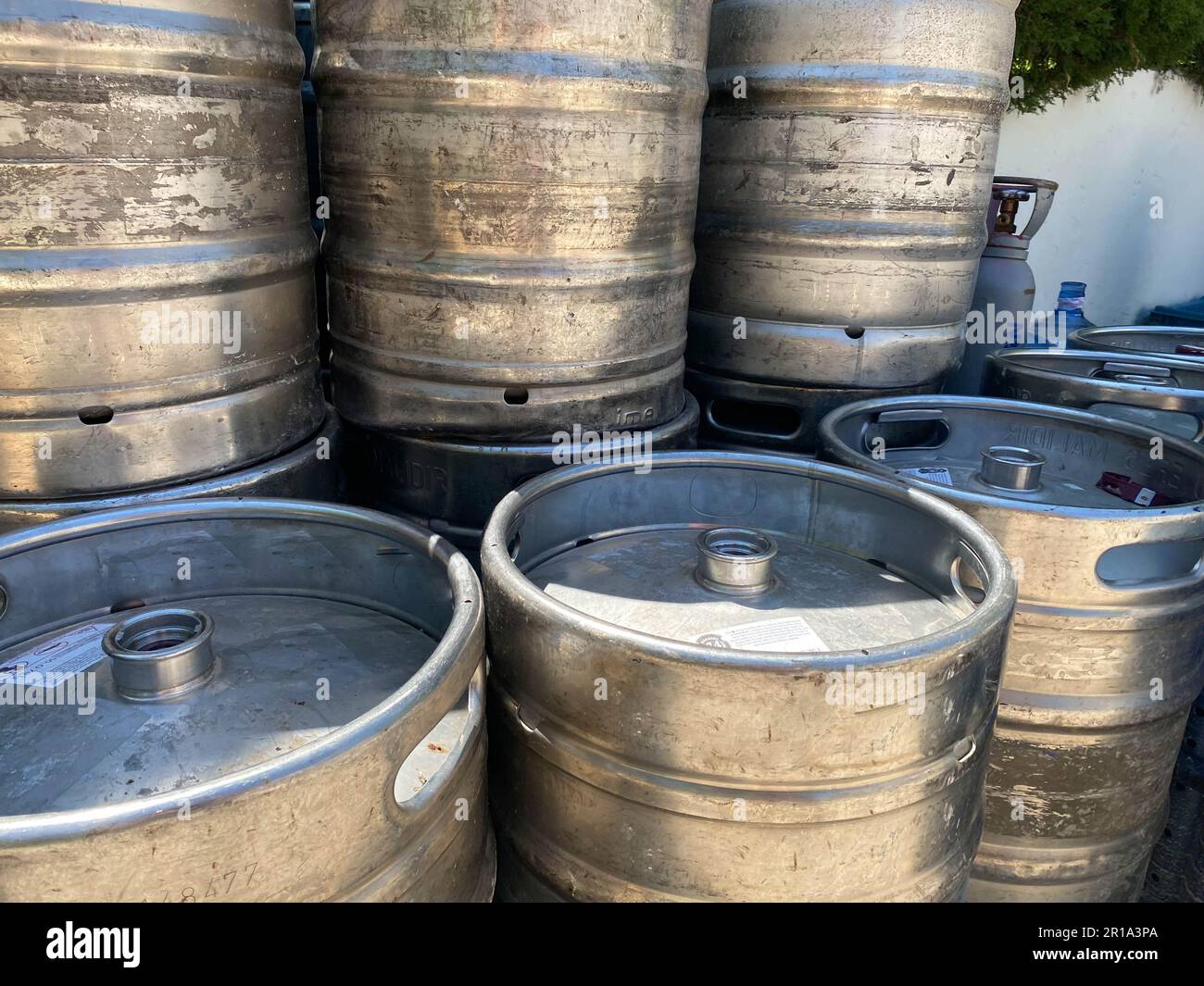 barils de métal sur un chantier de construction. grands récipients pour matériaux de construction liquides et en vrac. les fûts sont dotés d'un couvercle noir afin de ne pas renverser le liquide. Banque D'Images