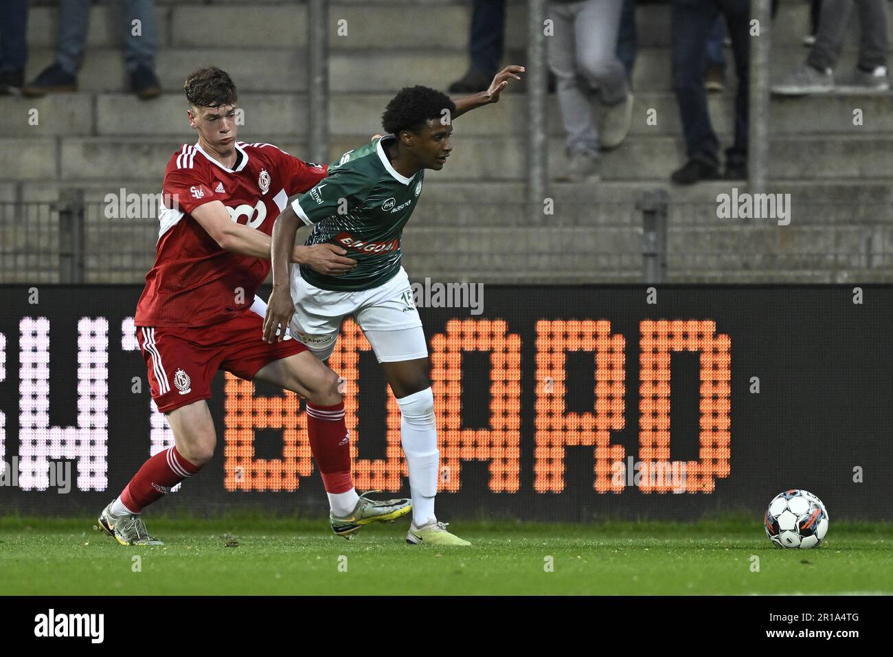 Lommel, Belgique. 12th mai 2023. Le Mate Simicic de SL16 et Amar Fatah de Lommel se battent pour le ballon lors d'un match de football entre Lommel SK et SL16 (Standard u23), le vendredi 12 mai 2023 à Lommel, le jour 10 de la relégation les éliminatoires de la 2022-2023 'Challenger Pro League' 1B deuxième division du championnat belge. BELGA PHOTO JOHAN EYCKENS crédit: Belga News Agency/Alay Live News Banque D'Images