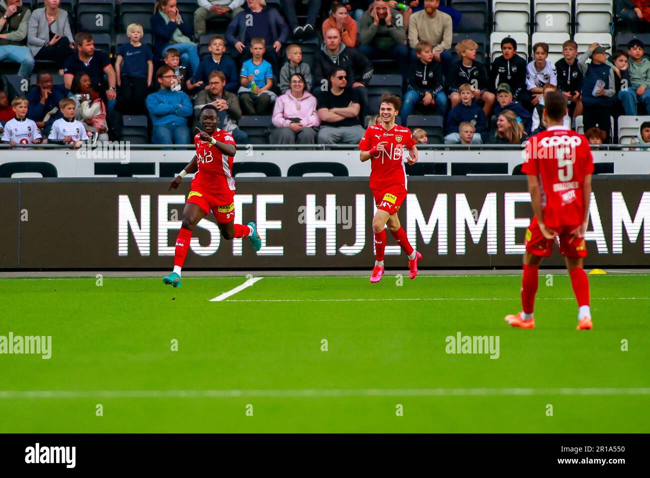 Skien, Norvège, 12 mai 2023. Akor Adams de Lillestrøm célèbre avoir marqué le premier but de son équipe dans le match entre ODD et Lillestrøm à Skagerak Arena à Skien. Crédit : Frode Arnesen/Alamy Live News Banque D'Images