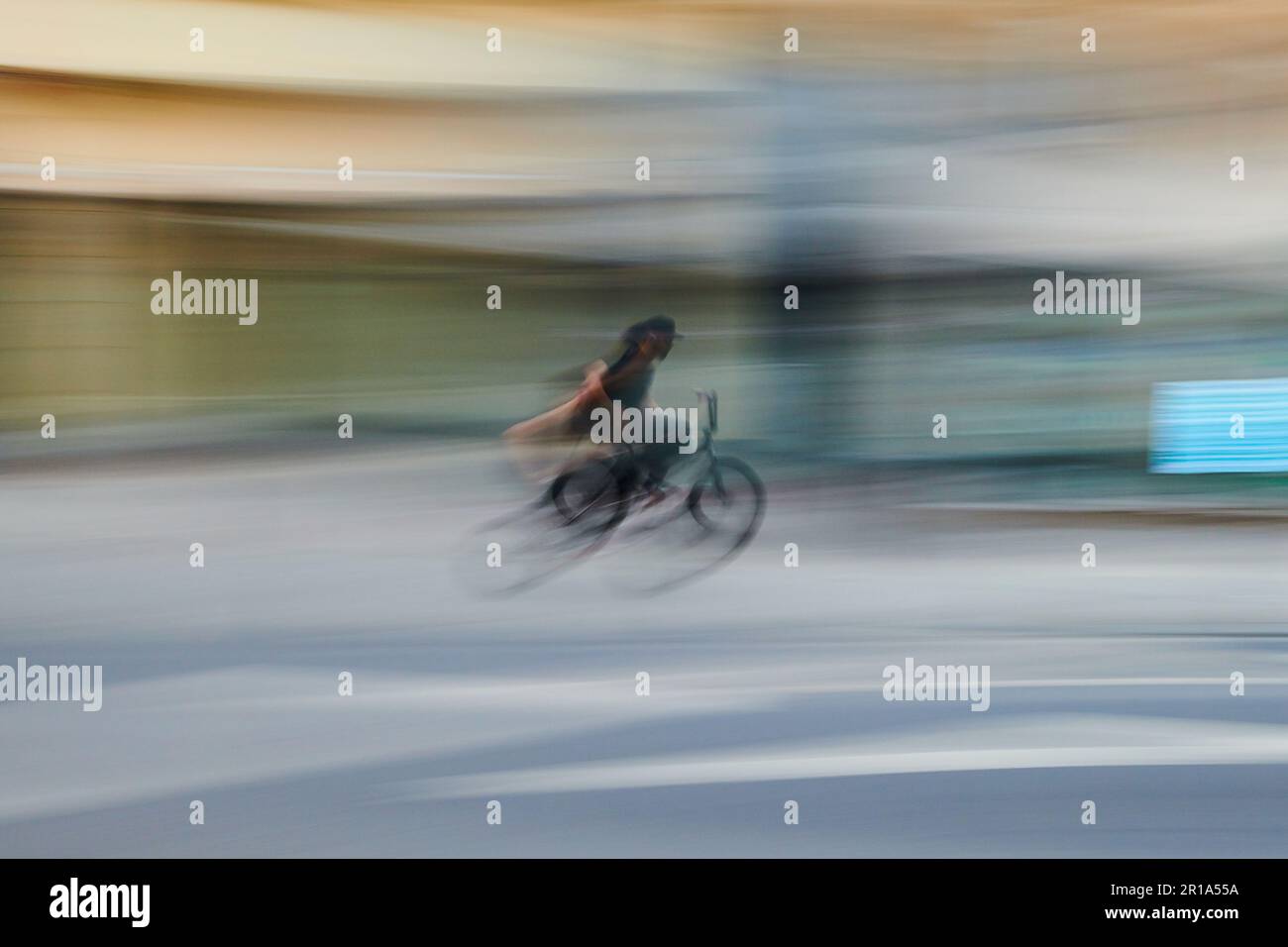 Vélo BMX dans le centre-ville. Utilisez une exposition longue pour créer un effet de flou Banque D'Images