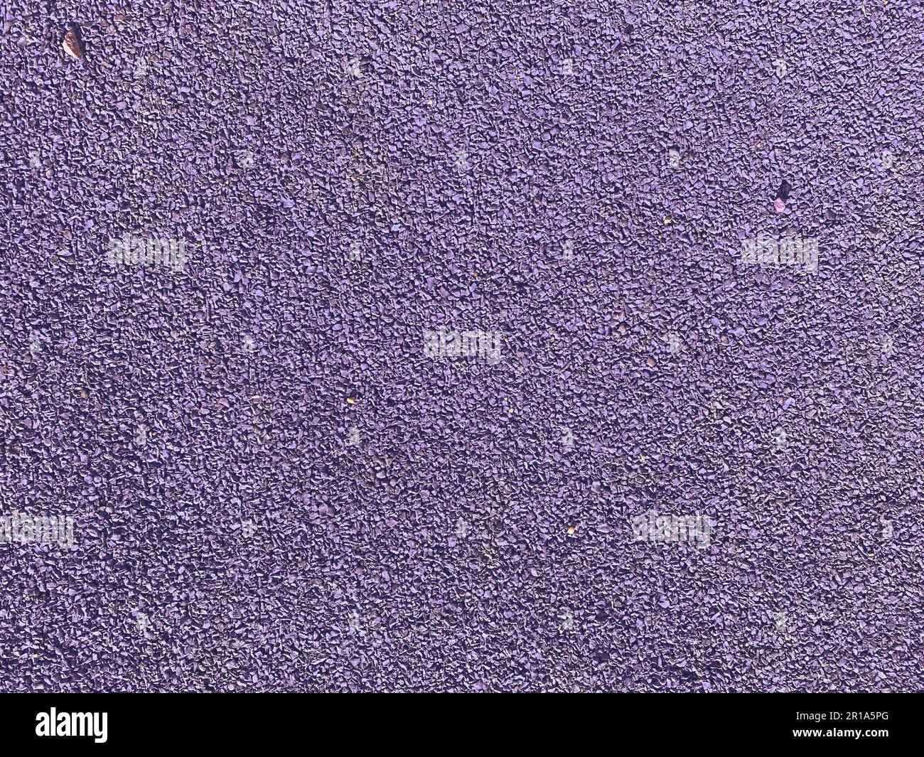 Texture violette de la surface en caoutchouc souple de la housse de protection du terrain de jeu sportif pour l'entraînement en caoutchouc fin pressé. L'arrière-plan. Texture. Banque D'Images