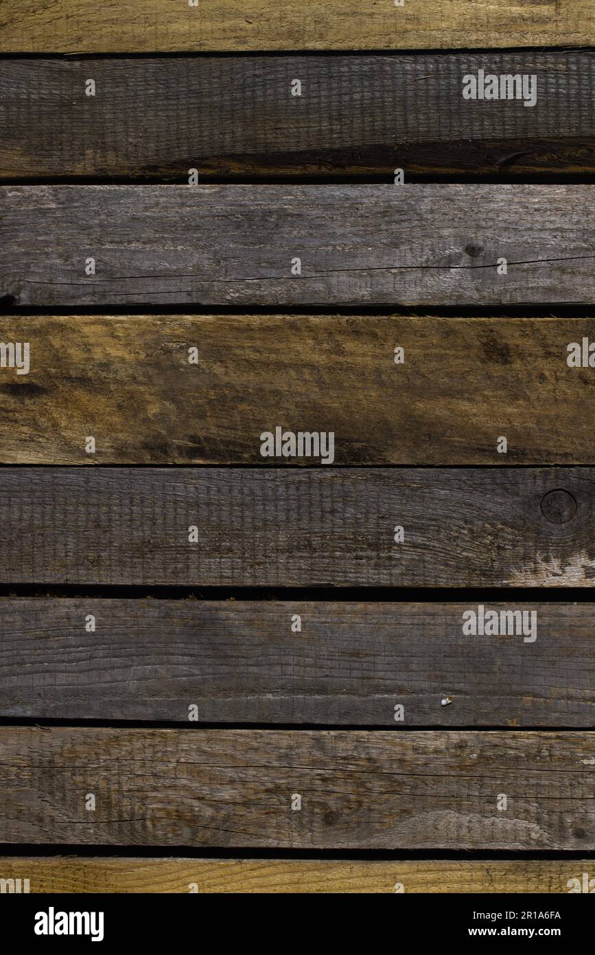 Anciennes cartes brutes disposées en rangée. Texture du bois brut. Banque D'Images