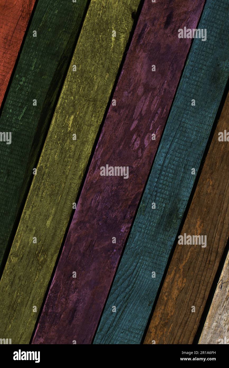 Anciennes cartes brutes disposées en rangée. Texture du bois brut. Banque D'Images