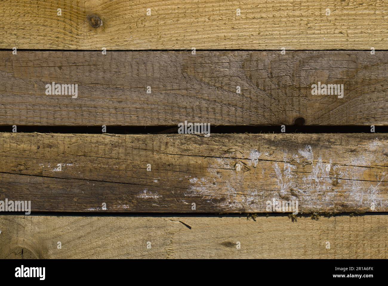 Anciennes cartes brutes disposées en rangée. Texture du bois brut. Banque D'Images