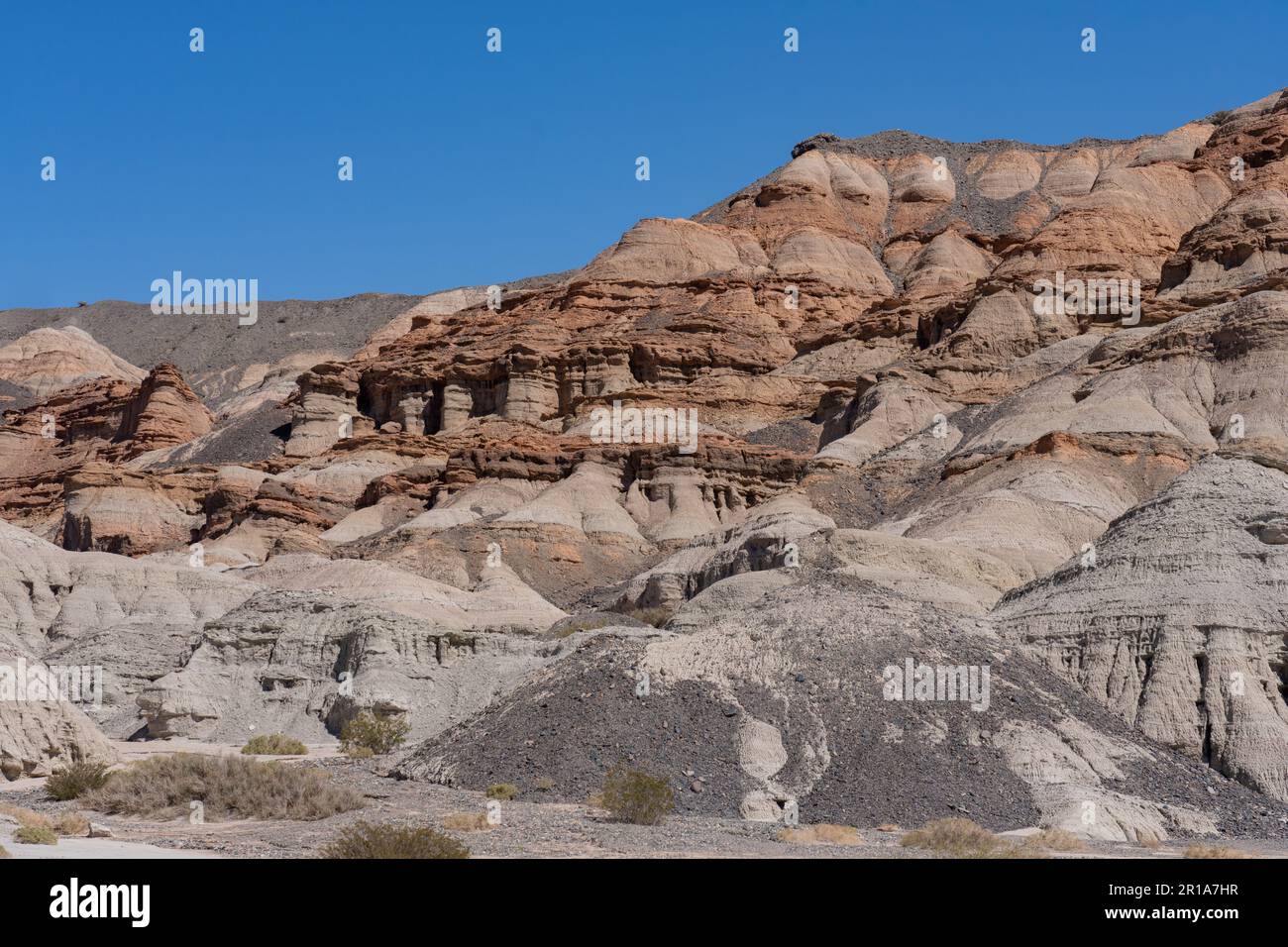 Formations de collines érodées près de Rodeo dans la province de San Juan en Argentine. Banque D'Images