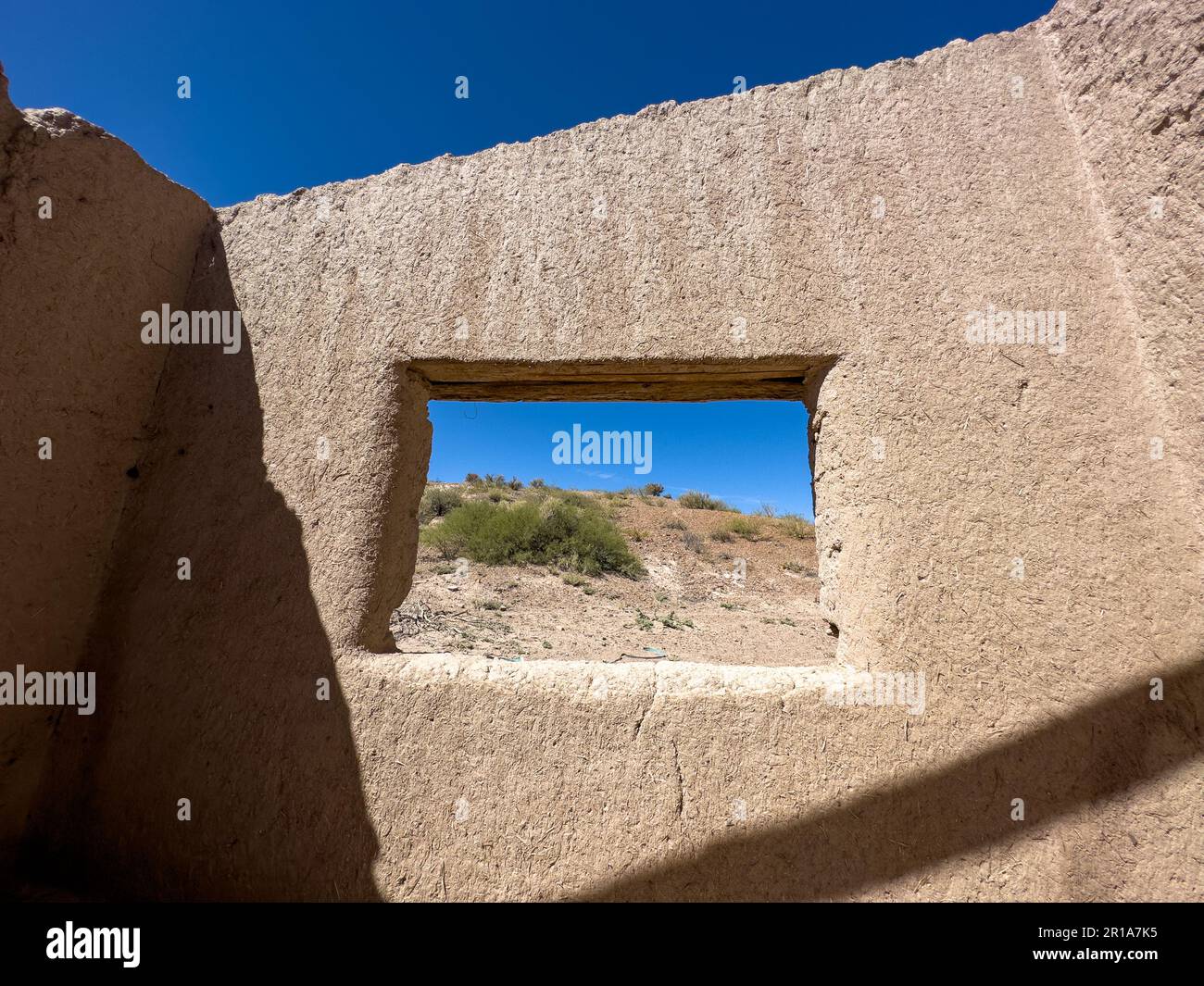 Détail architectural d'une Hacienda d'adobe abandonnée près de Calingasta, province de San Juan, Argentine. Banque D'Images