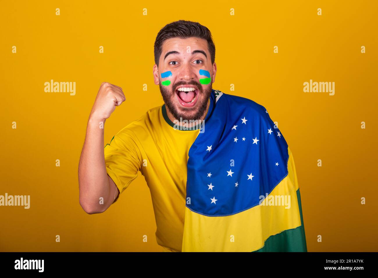 Homme brésilien, amérique latine, acclamer le brésil, coupe du monde 2022, patriote, nationaliste, but criant, vibrant avec émotion, expression de la happin Banque D'Images