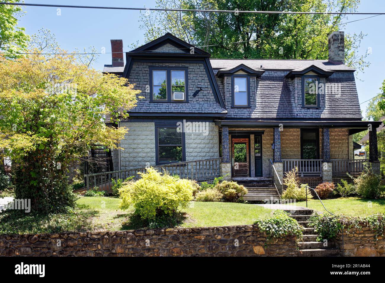 WAYNESVILLE, NC, USA-4 MAI 2023: Dutch Colonial Revival maison construite partiellement avec des blocs de béton coulé. Banque D'Images