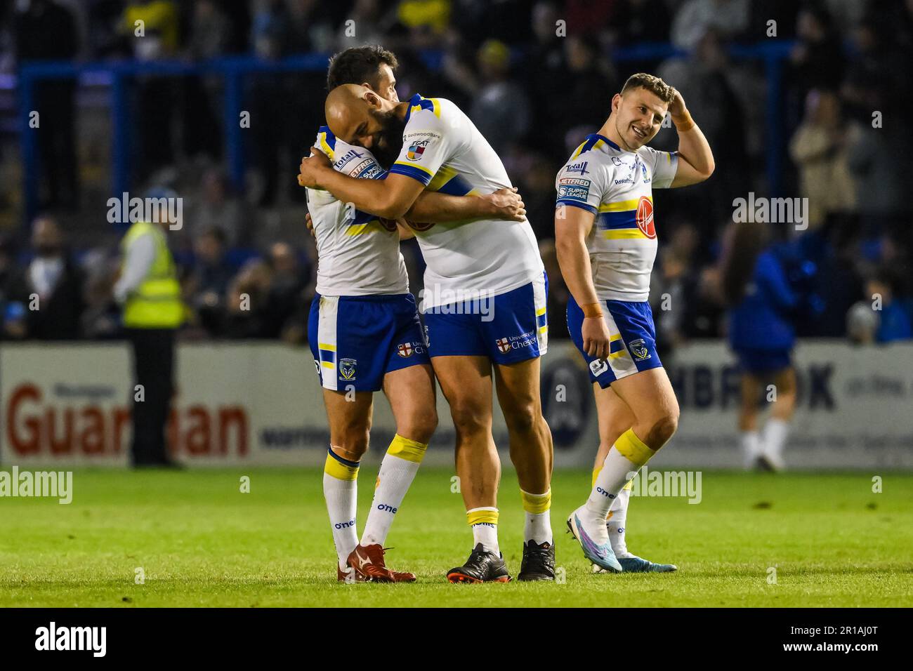 Stefan Ratchford #4 de Warrington Wolves et Sam Kasiano #14 de ...