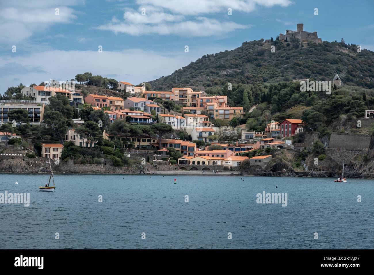 Paysage du littoral de Collioure entre montagne et mer en France Banque D'Images