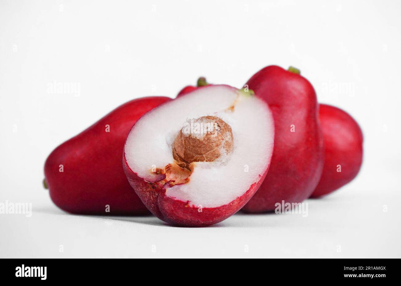 Pommes Rose isolé sur fond blanc Banque D'Images