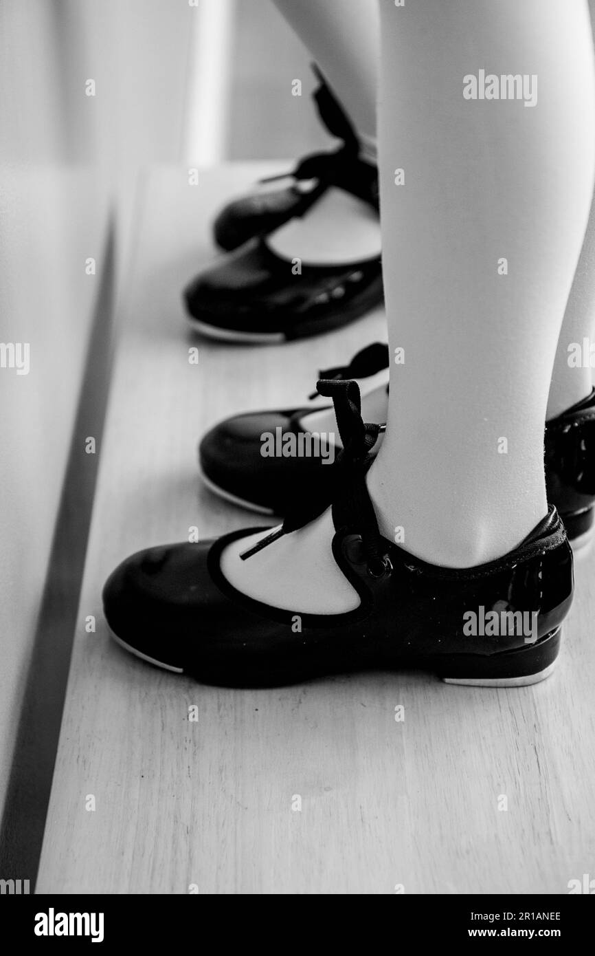 filles en noir tap chaussures debout sur un banc Banque D'Images