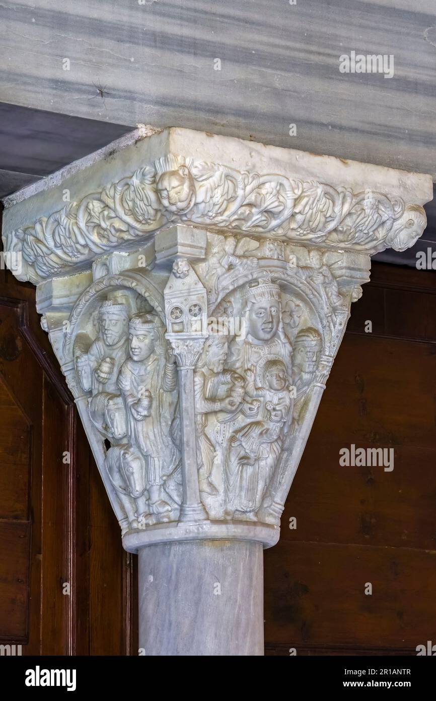 Capitale du mullion décorée de scènes de la naissance du Christ et de l'adoration des Mages. Cathédrale de Santa Tecla, Tarragone, Espagne Banque D'Images