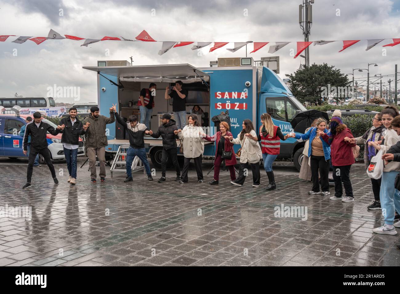 Istanbul, Turquie - 6 mai 2023 : campagne électorale présidentielle turque. Les partisans de Kemal Kilicdaroglu dansent près d'un bus de campagne Banque D'Images