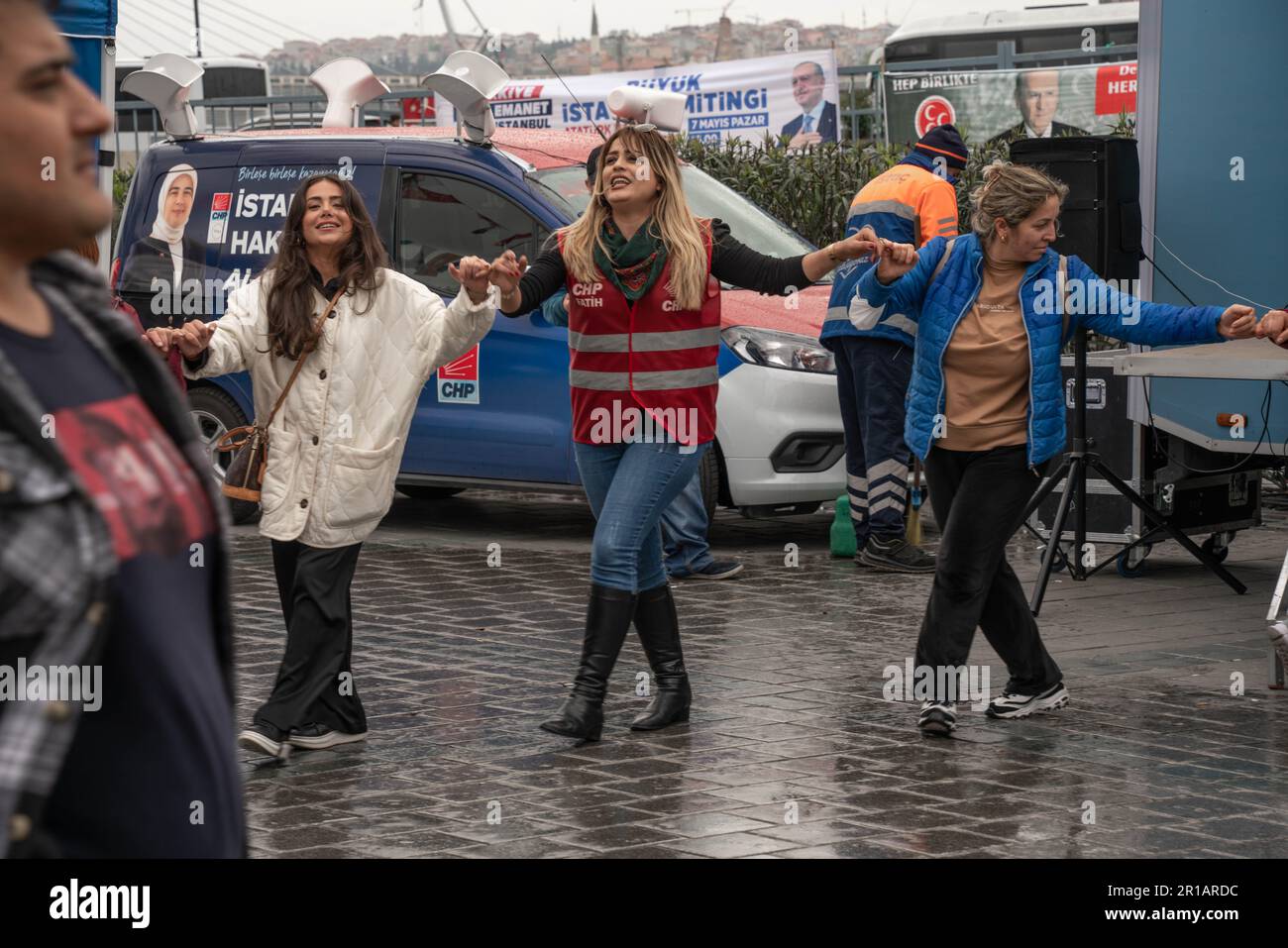Istanbul, Turquie - 6 mai 2023 : campagne électorale présidentielle turque. Les partisans de Kemal Kilicdaroglu dansent près d'un bus de campagne Banque D'Images