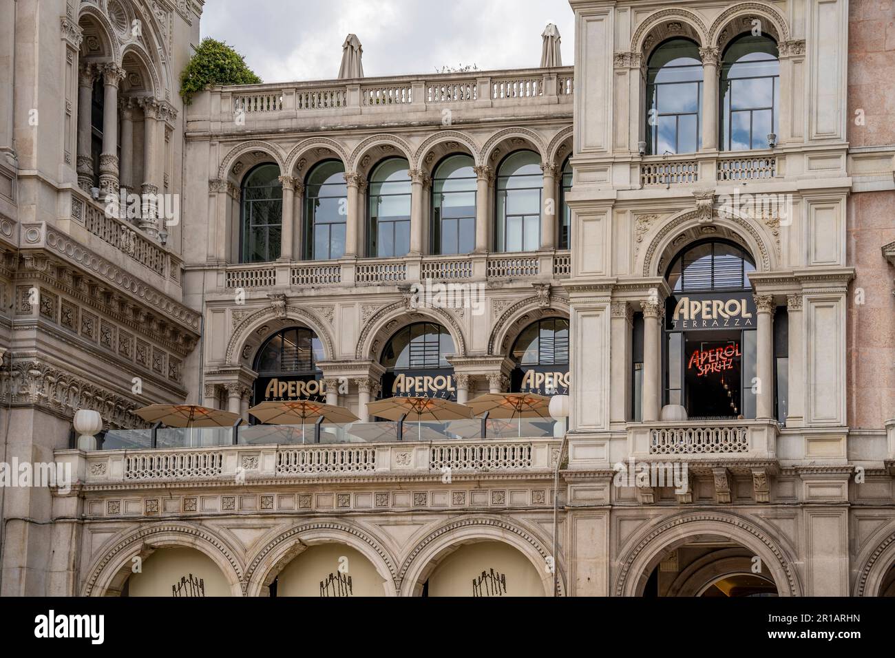 Vue sur Terrazza Aperol, célèbre bar à cocktails vu de la Piazza Duomo, Milan, Italie Banque D'Images