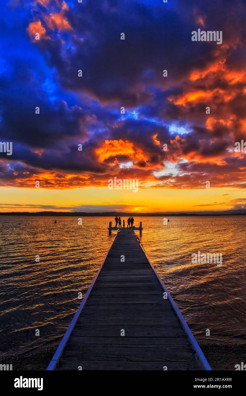 Coucher de soleil pittoresque et coloré sur le lac Macquarie depuis la jetée de Cams Wharf vers le soleil couchant. Banque D'Images