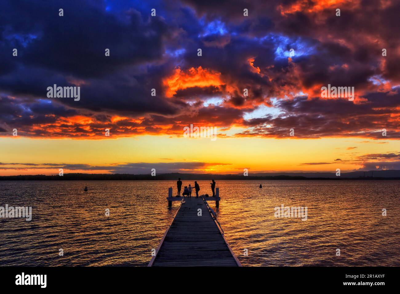 Jetée de bateau au quai de Cams, Murrays Beach villages sur le lac Macquarie en Australie au coucher du soleil. Banque D'Images