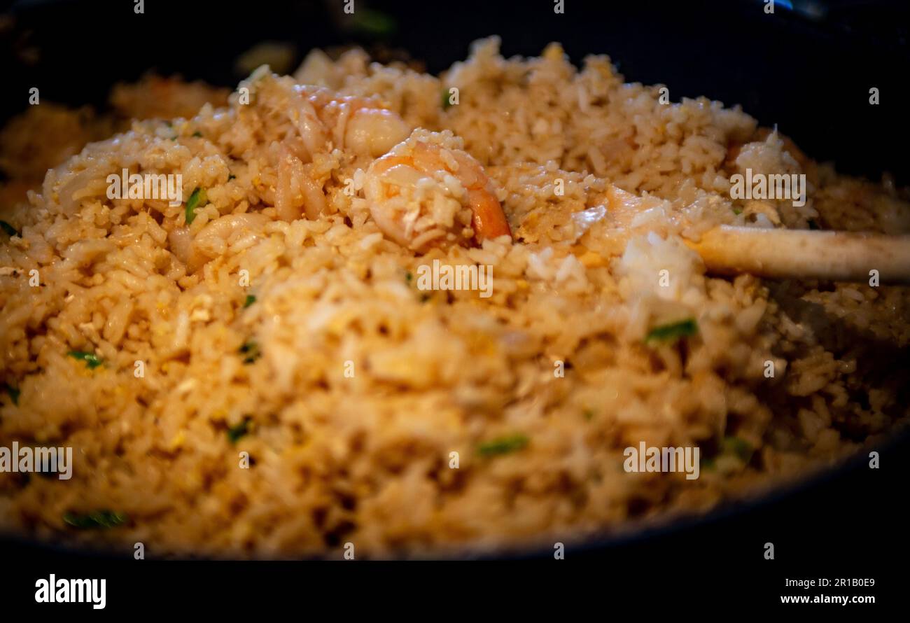Riz frit aux crevettes de style asiatique cuit Banque D'Images