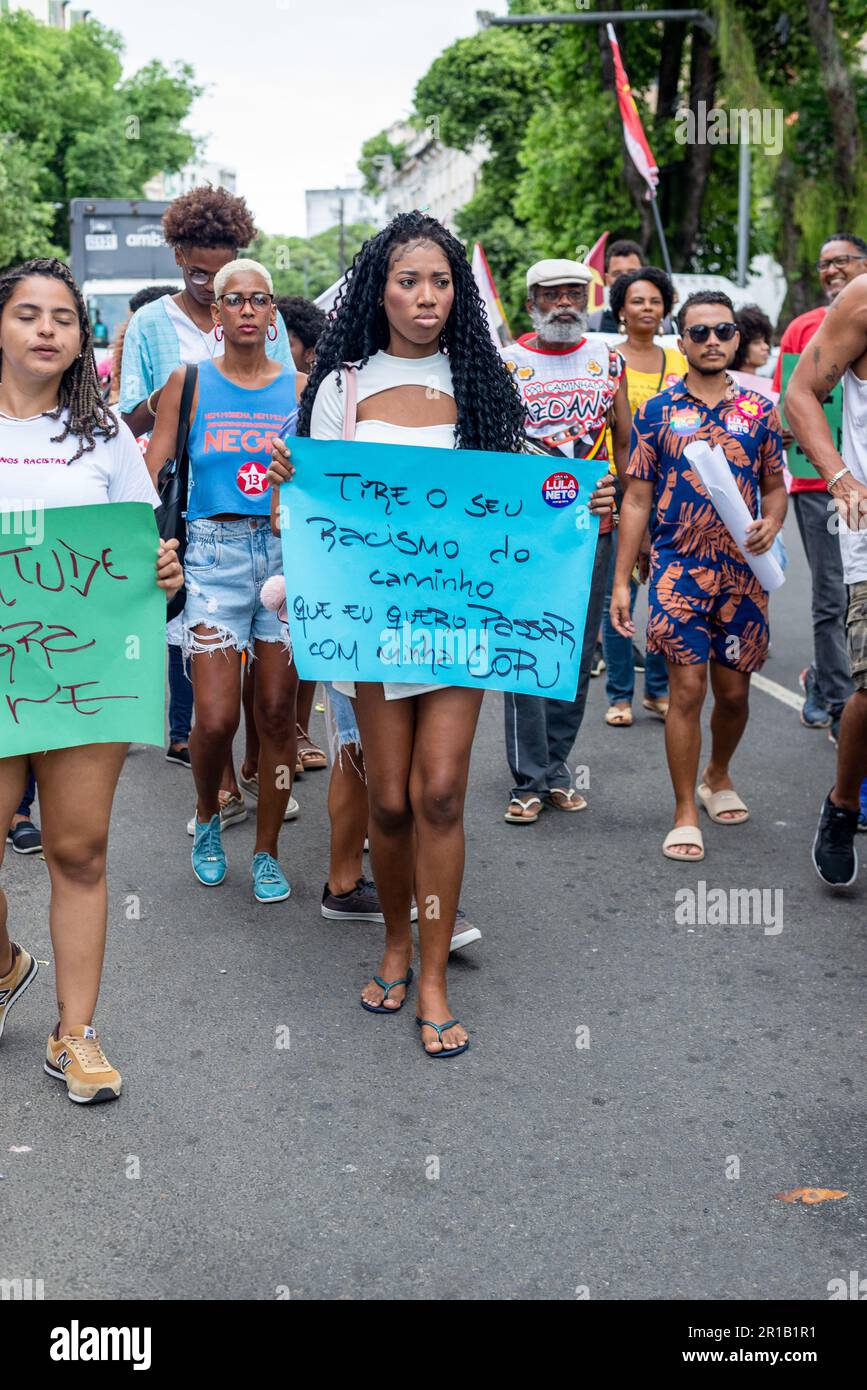Salvador, Bahia, Brésil - 29 octobre 2022: Les militants sont vus avec des affiches et des bannières pendant le Crespo Marcha do Empoderamento à Salvador, Bahia. Banque D'Images