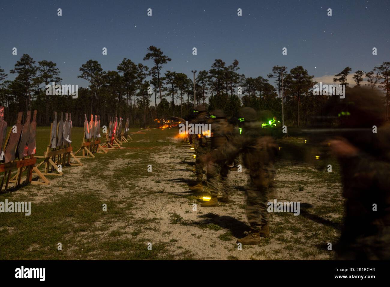 ÉTATS-UNIS Les Marines avec le Marine Wing support Squadron (MWSS) 271 tirent au cours d'une aire de nuit à Marine corps Outliting Landing Field Atlantic, Caroline du Nord, 2 mai 2023. Le MWSS-271 a mené l'exercice de répétition de mission 1-23 pour accroître les compétences grâce à une formation intégrée tout en fournissant un soutien aérien-sol ininterrompu à la 2nd Escadre d'aéronefs marins (MAW). MWSS-271 est une unité subordonnée de 2nd MAW, élément de combat aérien de la II Marine Expeditionary Force. (É.-U. Photo du corps marin par le caporal Adam Henke) Banque D'Images