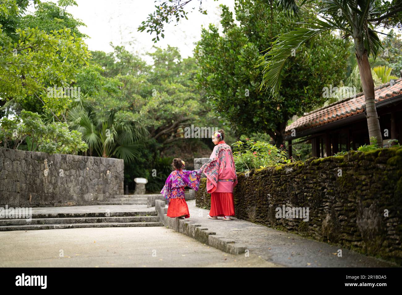 La mère et la fille d'Okinawa portant le ryusou traditionnel d'Okinawan / vêtements ryuso des îles Ryukyu / Okinawa Japon Banque D'Images