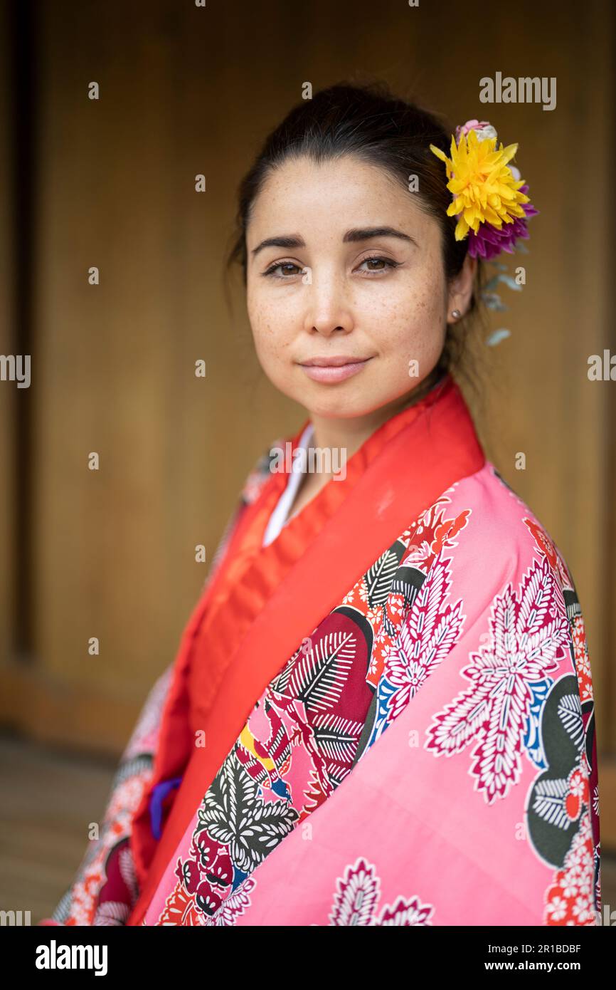 Belle femme portant des vêtements traditionnels d'Okinawa ryusou / ryuso des îles Ryukyu / Okinawa Japon Banque D'Images