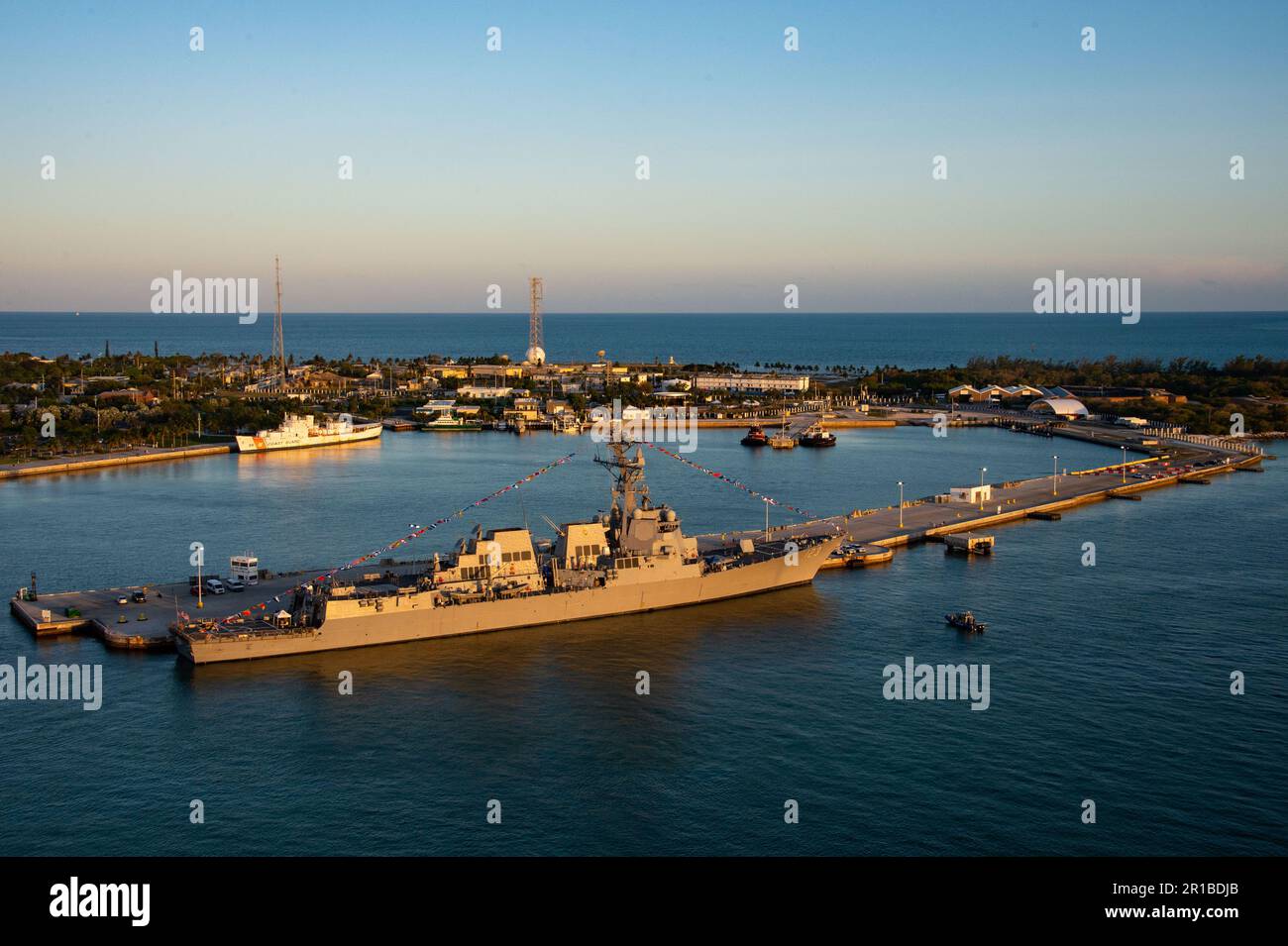 230508-N-IW125-1012 KEY WEST, FLORIDE (8 mai 2023) - le tout nouveau destroyer de missile guidé de la classe Arleigh Burke de la Marine, l’USS Lenah Sutcliffe Higbee (DDG 123) siège au port Truman de la base aérienne navale de Key West, avant sa cérémonie de mise en service à Key West, en Floride. Le DDG 123 est le deuxième américain Navire de guerre de la Marine pour honorer Lenah Sutcliffe Higbee. Higbee a été la première femme à recevoir la Croix de marine pour son leadership de l'infirmière corps pendant la première Guerre mondiale La base aérienne de la Marine Key West est l'installation de pointe pour les avions de combat de tous les services militaires, qui fournit un suppor de niveau international Banque D'Images
