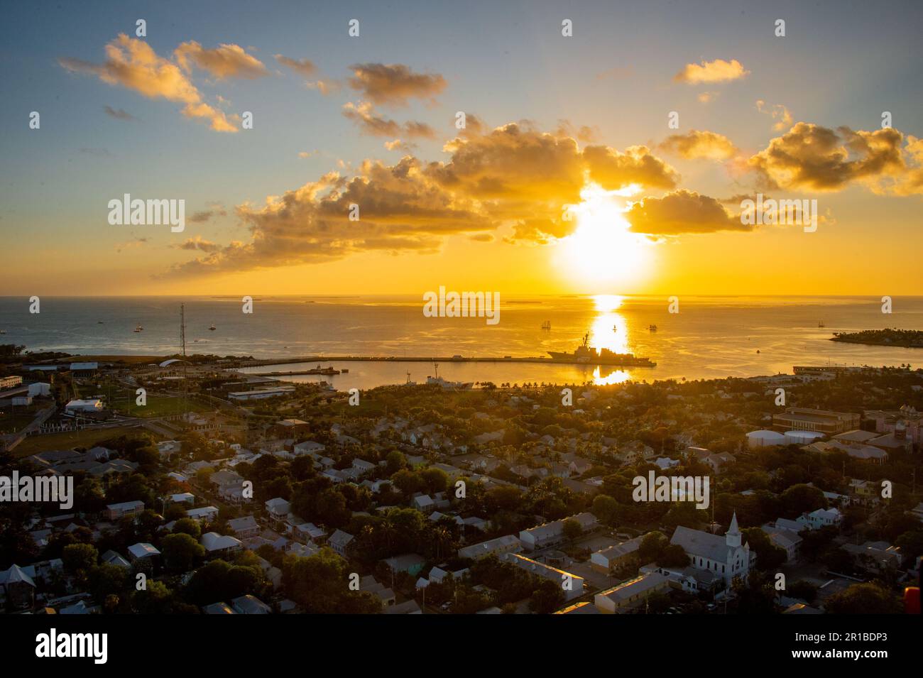 230508-N-IW125-1011 KEY WEST, FLORIDE (8 mai 2023) - le tout nouveau destroyer de missile guidé de la classe Arleigh Burke de la Marine, l’USS Lenah Sutcliffe Higbee (DDG 123) siège au port Truman de la base aérienne navale de Key West, avant sa cérémonie de mise en service à Key West, en Floride. Le DDG 123 est le deuxième américain Navire de guerre de la Marine pour honorer Lenah Sutcliffe Higbee. Higbee a été la première femme à recevoir la Croix de marine pour son leadership de l'infirmière corps pendant la première Guerre mondiale La base aérienne de la Marine Key West est l'installation de pointe pour les avions de combat de tous les services militaires, qui fournit un suppor de niveau international Banque D'Images