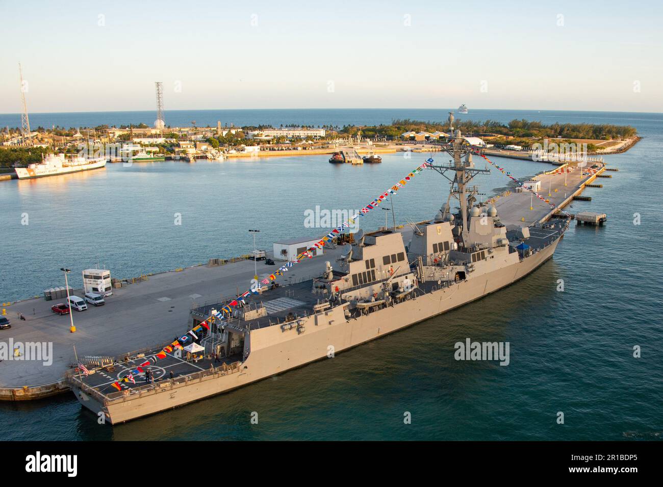 230508-N-IW125-1005 KEY WEST, FLORIDE (8 mai 2023) - le tout nouveau destroyer de missile guidé de la classe Arleigh Burke de la Marine, l’USS Lenah Sutcliffe Higbee (DDG 123) siège au port Truman de la base aérienne navale de Key West, avant sa cérémonie de mise en service à Key West, en Floride. Le DDG 123 est le deuxième américain Navire de guerre de la Marine pour honorer Lenah Sutcliffe Higbee. Higbee a été la première femme à recevoir la Croix de marine pour son leadership de l'infirmière corps pendant la première Guerre mondiale La base aérienne de la Marine Key West est l'installation de pointe pour les avions de combat de tous les services militaires, qui fournit un suppor de niveau international Banque D'Images