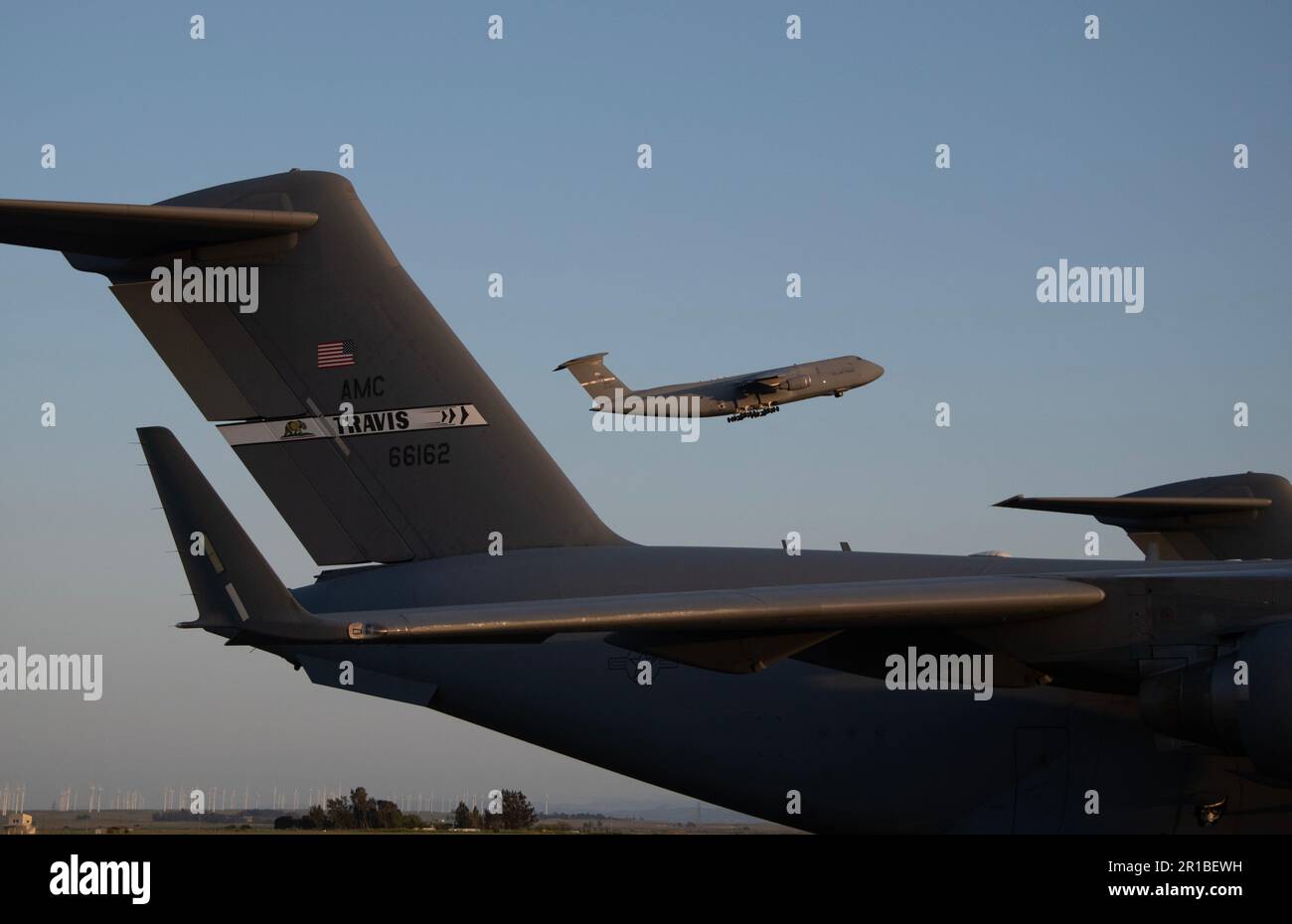 A ÉTATS-UNIS Air Force C-5M Super Galaxy quitte la base aérienne de Travis, Californie, 9 mai 2023. La mission principale de la base aérienne Travis est de fournir un transport aérien mondial rapide, réactif et fiable à l'appui de nos objectifs nationaux et de répondre aux besoins du ministère de la Défense. (É.-U. Photo de la Force aérienne par Heide Couch) Banque D'Images