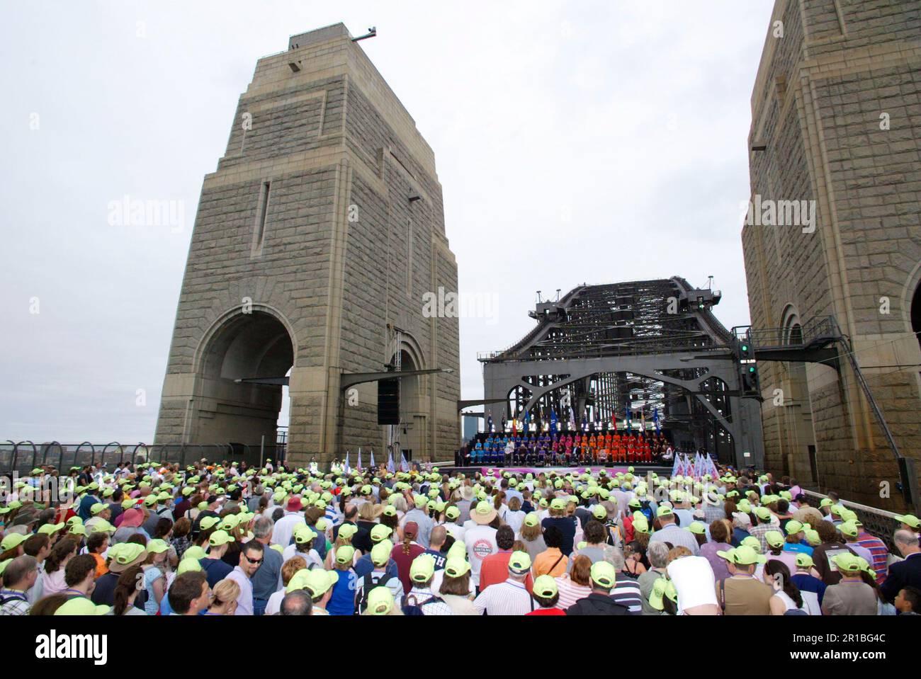 Marie Bashir s'adresse à la foule lors de la cérémonie officielle marquant le 75th anniversaire du pont du port de Sydney, à l'extrémité nord du pont. Le maître de cérémonie était la personnalité médiatique John Doyle («rampaging Roy Slaven»). Parmi les invités et les dignitaires présents sur scène, mentionnons le maire de Sydney Lord Clover Moore, le premier ministre de NSW Morris Iemma, le footballeur indigène AFL Adam Goodes, le gouverneur de NSW Marie Bashir, le maire de North Sydney Genia McCaffery et « Aunty » Sylvia Scott. Sydney, Australie. 18.03.2007. Banque D'Images