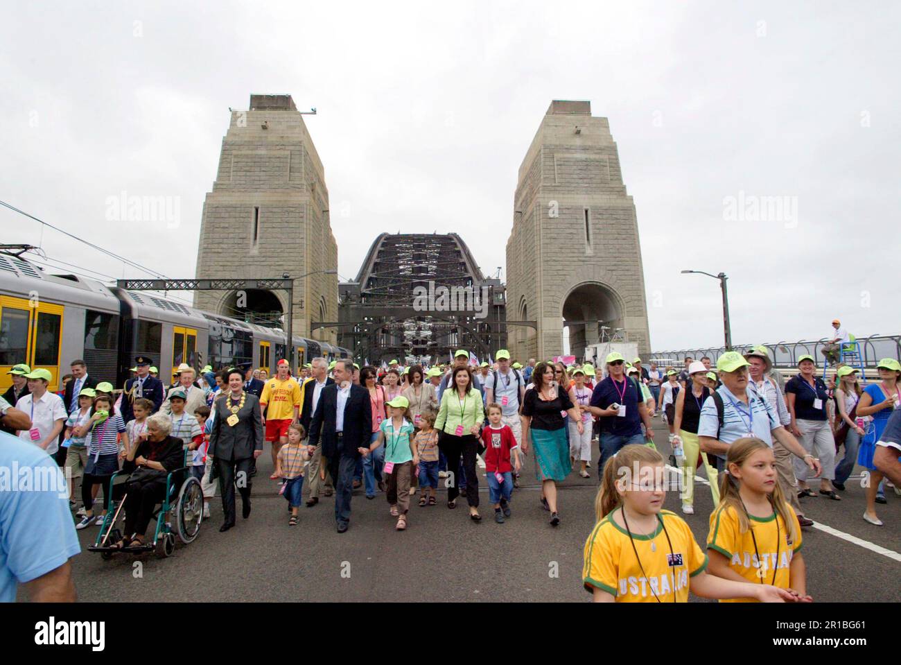 Le premier ministre de Nouvelle-Galles du Sud, Morris Iemma, et sa famille participent aux célébrations de l'anniversaire du pont du port de Sydney en 75th, ainsi qu'aux 200 000 siders de Sydney qui ont également participé à une promenade dans le pont pour marquer cet anniversaire. Alos vu sur la photo sont le maire de Sydney Lord Clover Moore, le gouverneur de Nouvelle-Galles du Sud Marie Bashir et (en fauteuil roulant) 'Aunty' Silvia Scott. Sydney, Australie. 18.03.2007. Banque D'Images