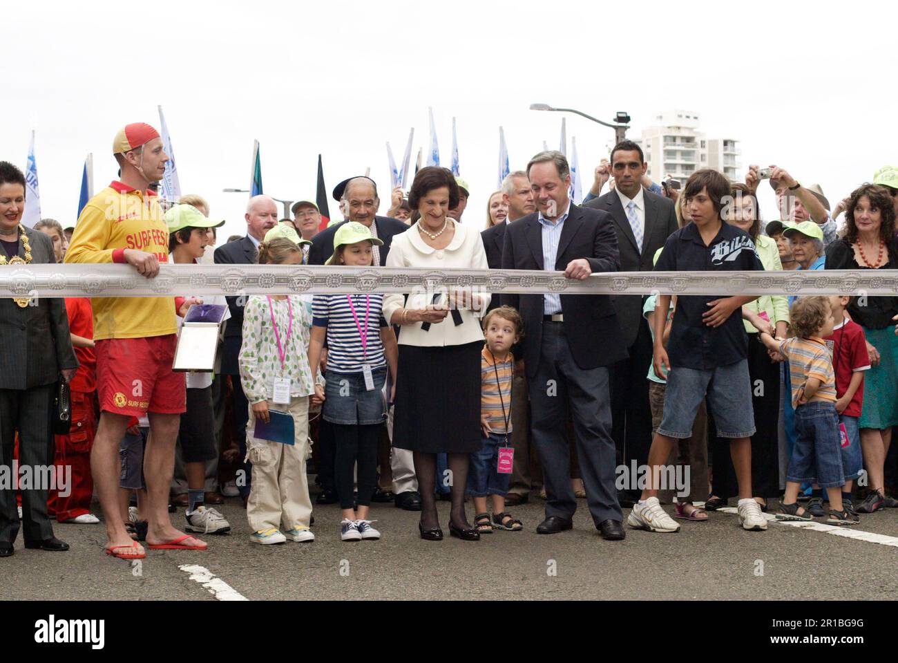 Gouverneur de Nouvelle-Galles du Sud, le professeur Marie Bashir (assisté du premier ministre de Nouvelle-Galles du Sud, Morris Iemma) organise la cérémonie de découpe du ruban marquant le 75th anniversaire du pont du port de Sydney, qui s'est tenue à l'extrémité nord du pont. Sydney, Australie. 18.03.2007. Banque D'Images