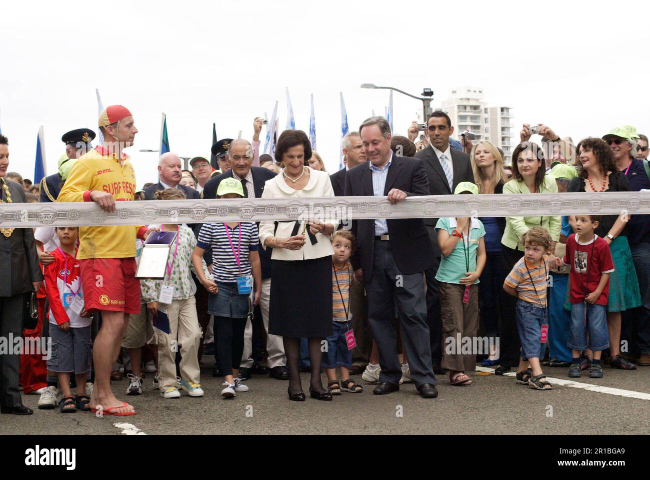 Gouverneur de Nouvelle-Galles du Sud, le professeur Marie Bashir (assisté du premier ministre de Nouvelle-Galles du Sud, Morris Iemma) organise la cérémonie de découpe du ruban marquant le 75th anniversaire du pont du port de Sydney, qui s'est tenue à l'extrémité nord du pont. Sydney, Australie. 18.03.2007. Banque D'Images