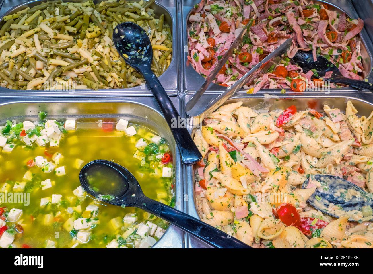 Buffet de salades méditerranéennes variées Banque D'Images