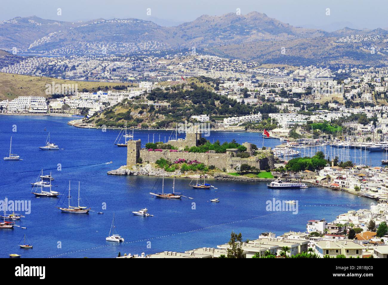 Vue sur le port de Bodrum pendant la chaude journée d'été. Riviera turque Banque D'Images