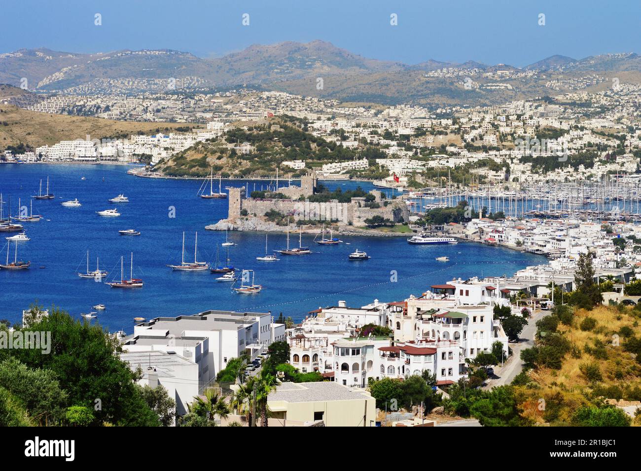 Vue sur le port de Bodrum pendant la chaude journée d'été. Riviera turque Banque D'Images